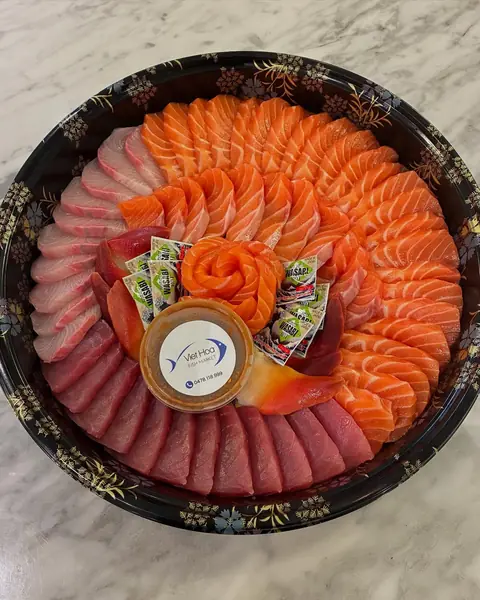 A round sashimi platter of tuna, salmon and kingfish
